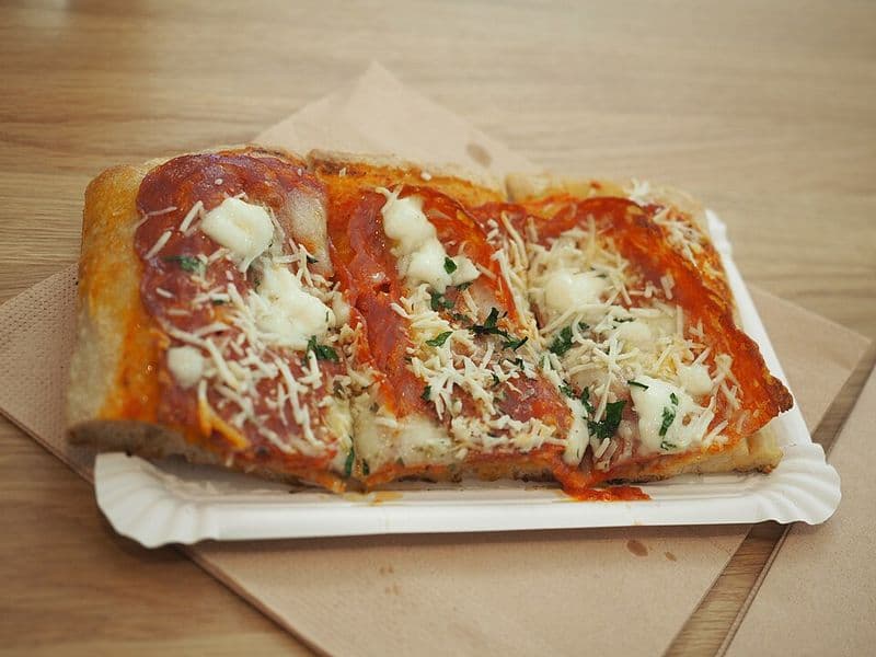 Pepperoni Pizza al Taglio